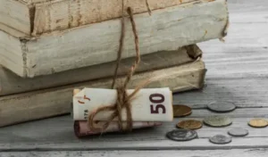książki i obok pieniądze pokazuje Inwestowanie w książki używane
